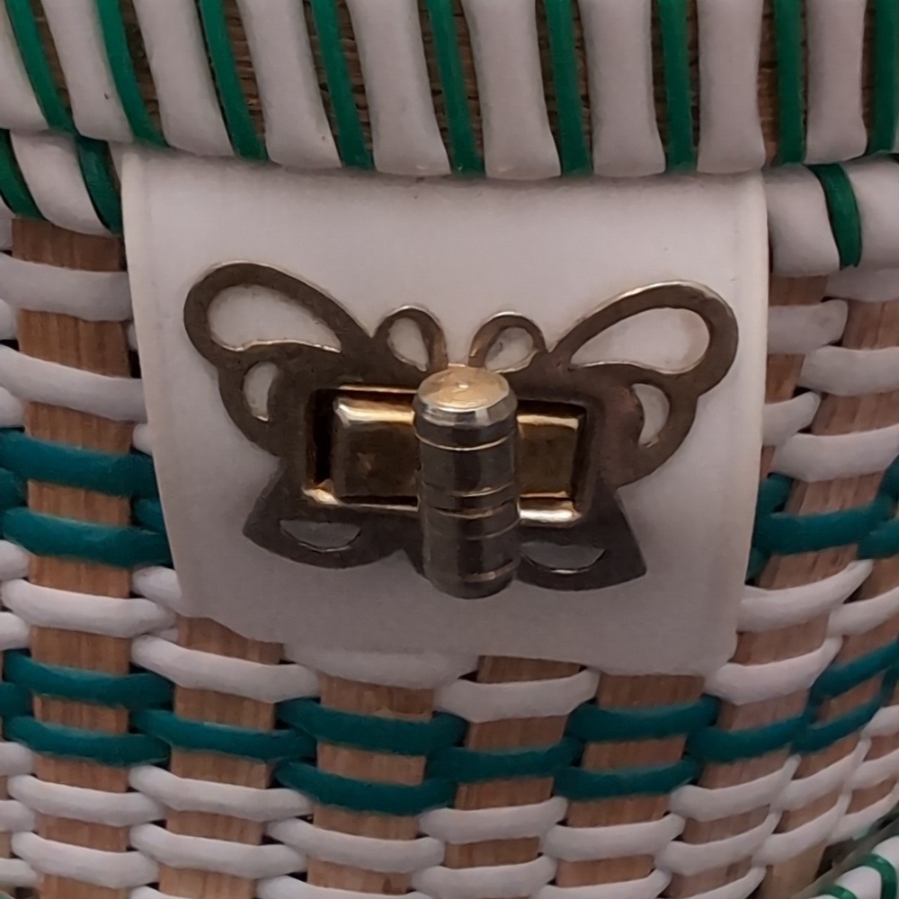 VGT, Heart shaped Woven/Wicker Green/White Sewing Basket. - Picture 2 of 12